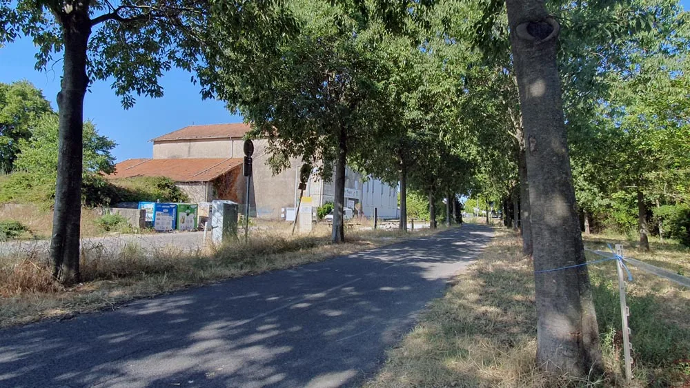 L'îlot paysan de Congénies dispose d'un robinet où vous pouvez vous ravitailler en eau et profiter d'un peu de fraîcheur sous les arbres