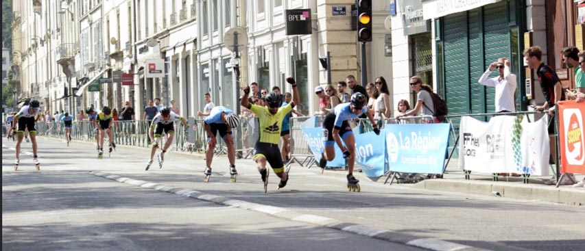 Arrivée au sprint du peloton du marathon senior hommes au Lugdunum Roller Contest 2022