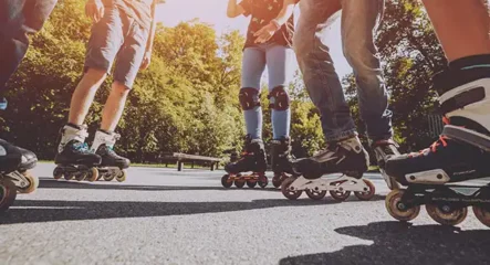 Groupe de patineurs qui discutent