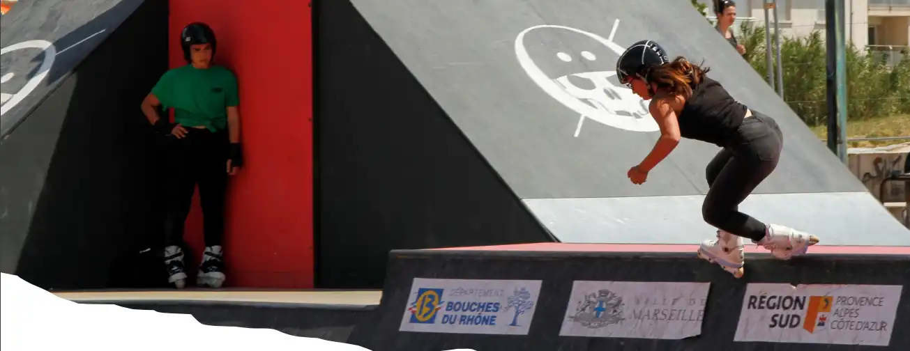 Senior femme en slide sur un coping du bowl