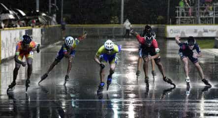 Départ de roller course sous la pluie