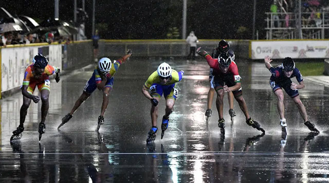 Départ de roller course sous la pluie