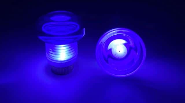 Plugs lumineux violets