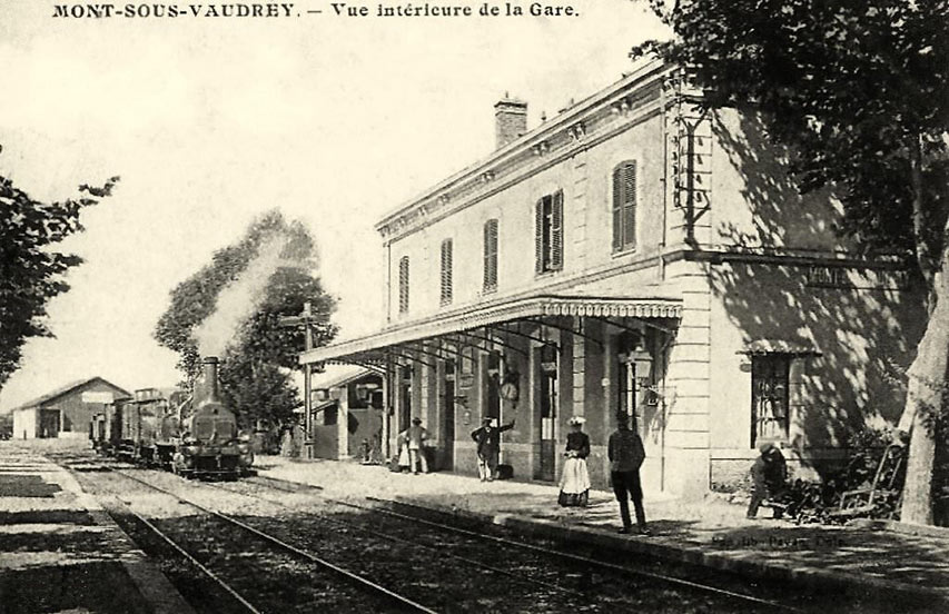 Gare de Mont-sous-Vaudrey, côté voie ferrée (ancienne carte postale)