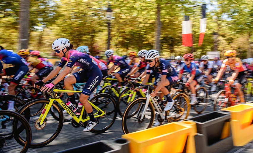 Margaux Vigié dans le peloton du Tour de France Femmes sur les Champs-Elysées