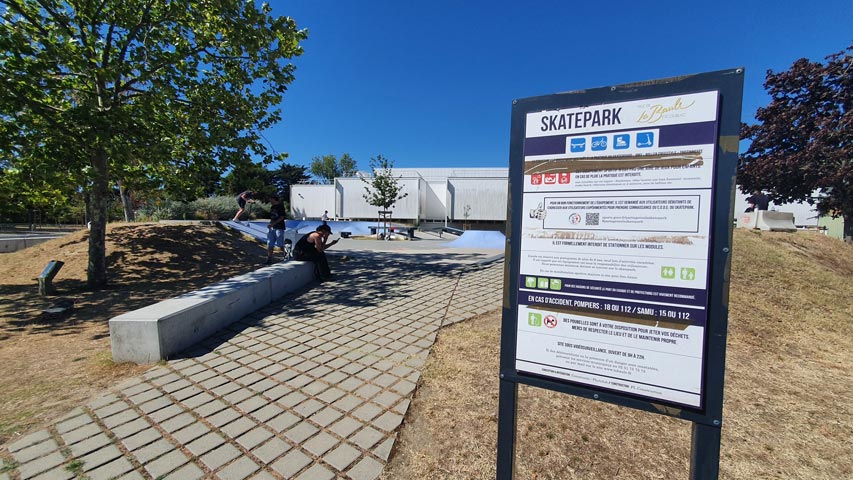 Skatepark de La Baule avec son panneau de consigne