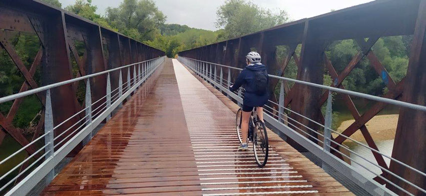 Voie verte Grévy - passage sur une passerelle à Loue