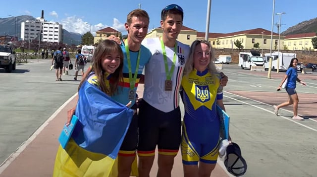 Felix Rijhnen avec deux patineuses ukrainiennes au championnat d'Europe de roller course 2022