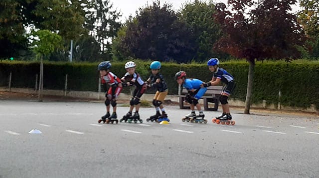 L'apprentissage de la petite fille en roller skate parc d'été