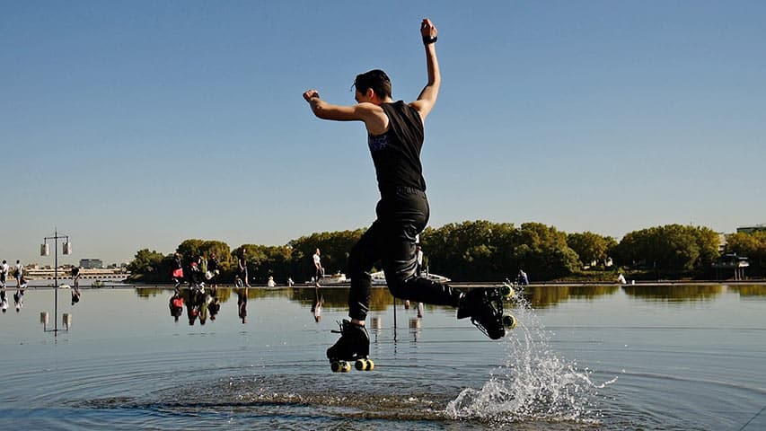 Chloé Seyrès au miroir d'eau à Bordeaux