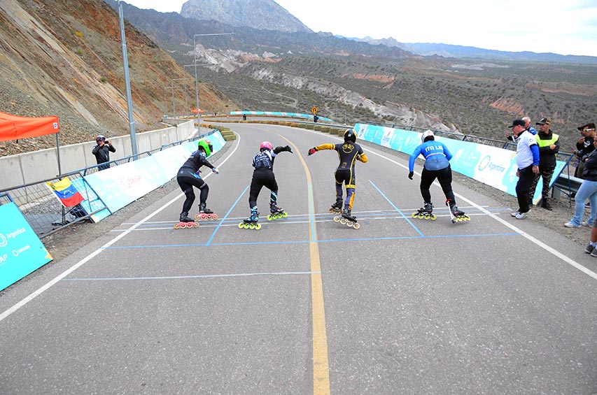 Départ des femmes en inline cross au championnat du monde de roller de descente 2022