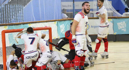 Célébration de la victoire contre l'Espagne pour l'équipe de France de rink hockey 2022