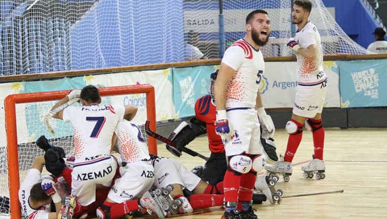 Célébration de la victoire contre l'Espagne pour l'équipe de France de rink hockey 2022