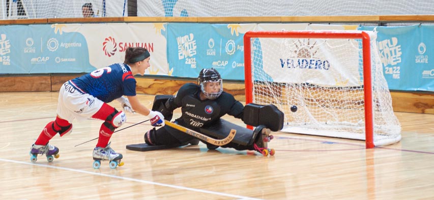 Célia Gohet face à la gardienne du Chili au Championnat du monde de rink hockey senior femme 2022