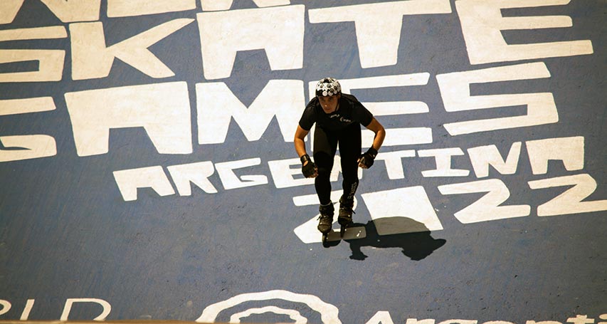 Patineur italien dans la butte de départ du skatecross aux World Skate Games 2022