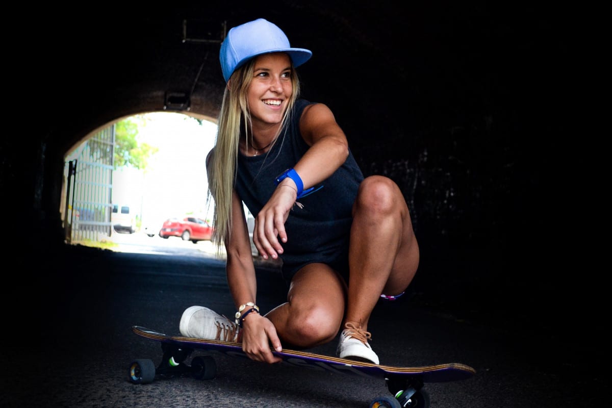 Femme pratiquant le longboard