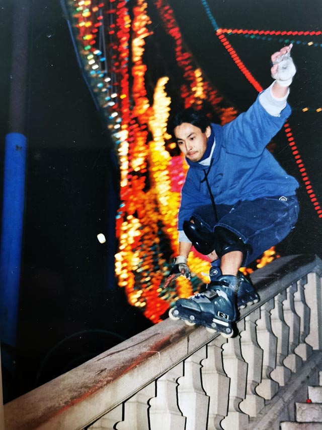 Manu Locus en slide sur une main courante d'escalier