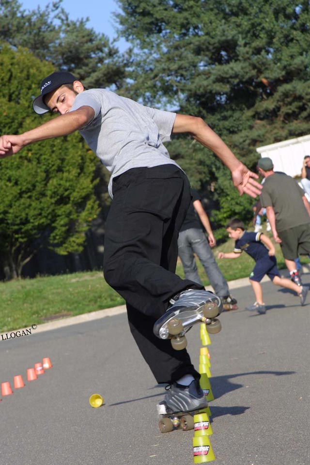 Hakim en slalom arrière un pied - photo : Llogan