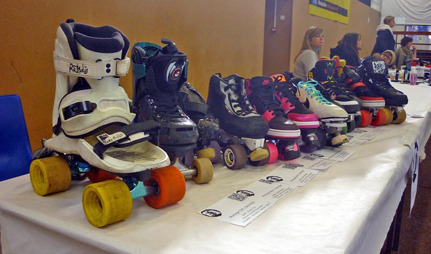 Exposition de roller quads lors d'un match d'exhibition de roller derby à Montpellier en 2014