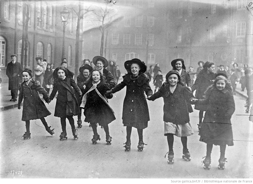 Photo d&rsquo;enfants qui patinent dans les rues de Londres