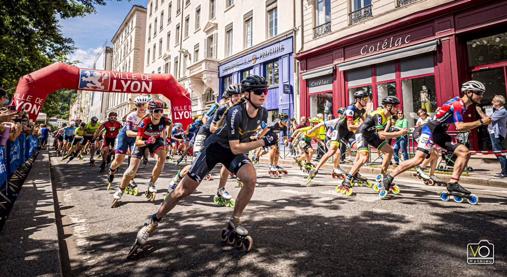 Passage du peloton du marathon roller sur la place Bellecour en 2025