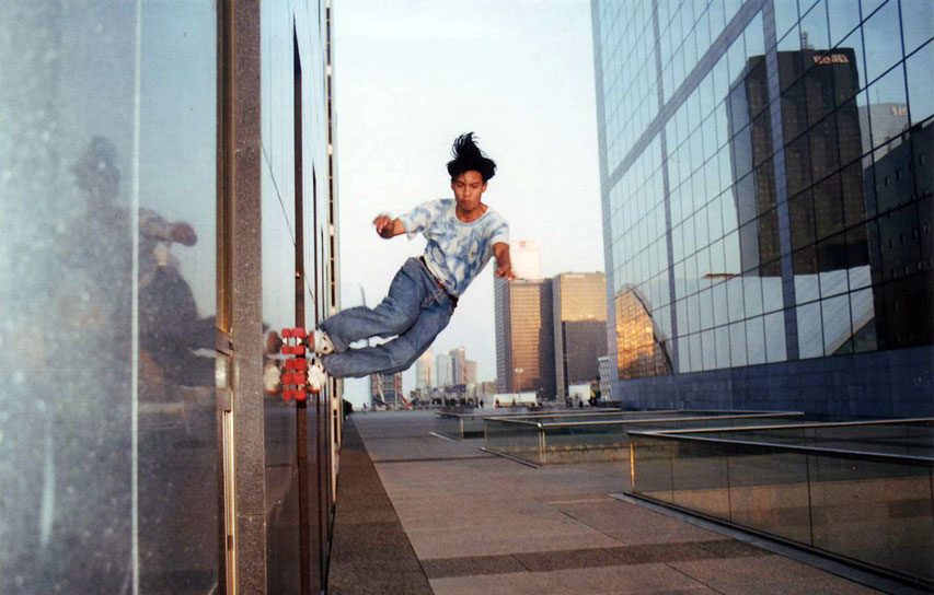 Wall ride sur un mur de la Défense