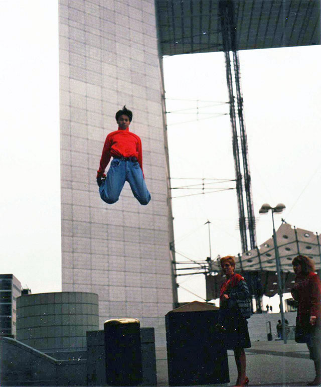 Francis saute un muret à La Défense