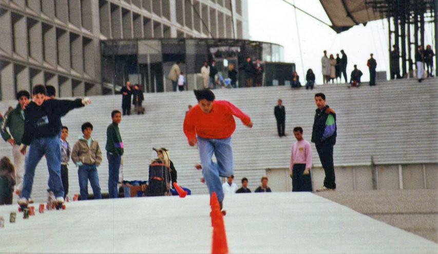 Francis slalom au pied de l'Arche de la Défense