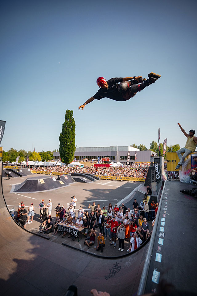 Takeshi Yasutoko sur la big rampe du skatepark de la Rotonde - photo : ® Killian Herbert