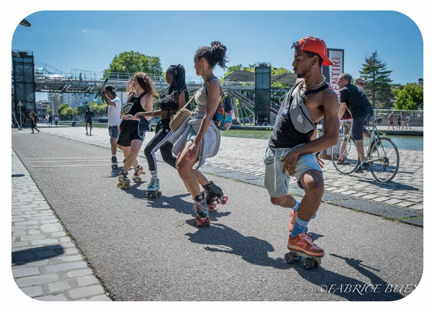 Danseurs au bord du canal de l'Ourcq à Paris