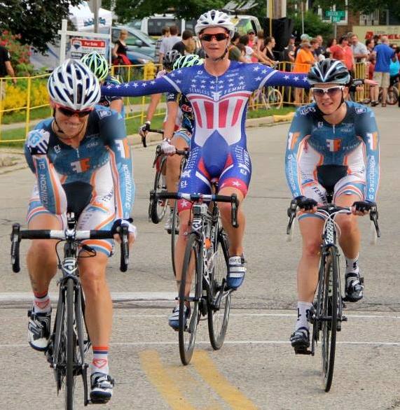 Victoire collective avec son équipe cycliste