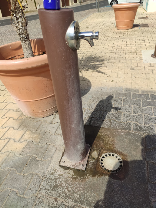Un point d'eau bienvenu au port de plaisance