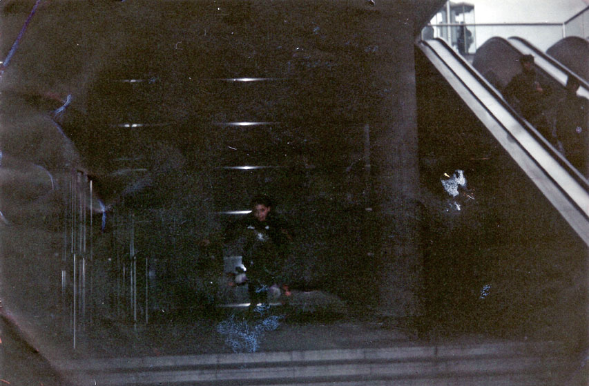 Lamine Fathi, enfant, à la Défense, en train de sauter des marches (1993)