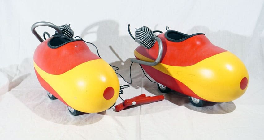 Reproduction à taille humaine des patins à moteurs de Tournesol