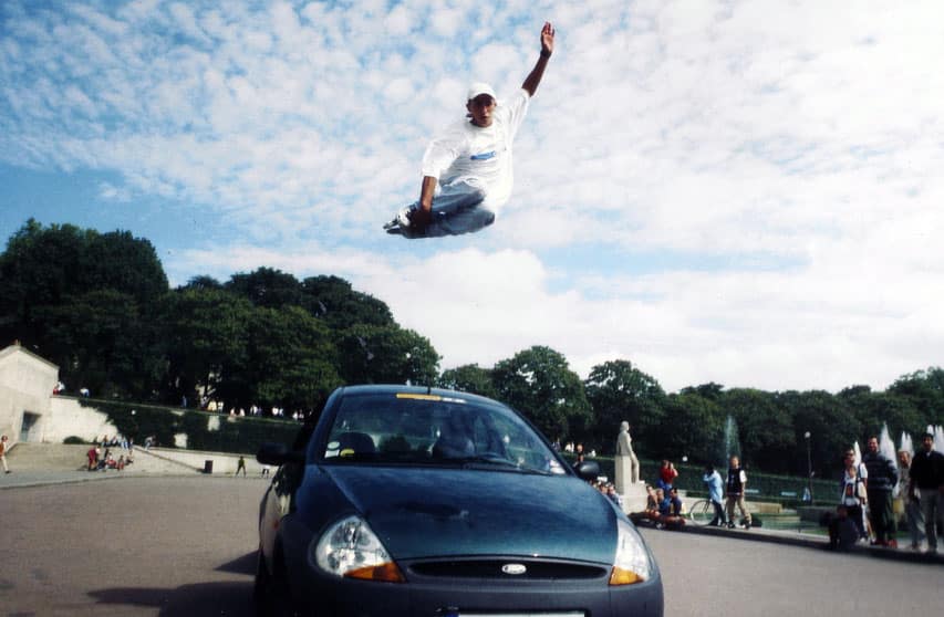 Saut au dessus d'une voiture à l'occasion d'un festival Salomon en 1998