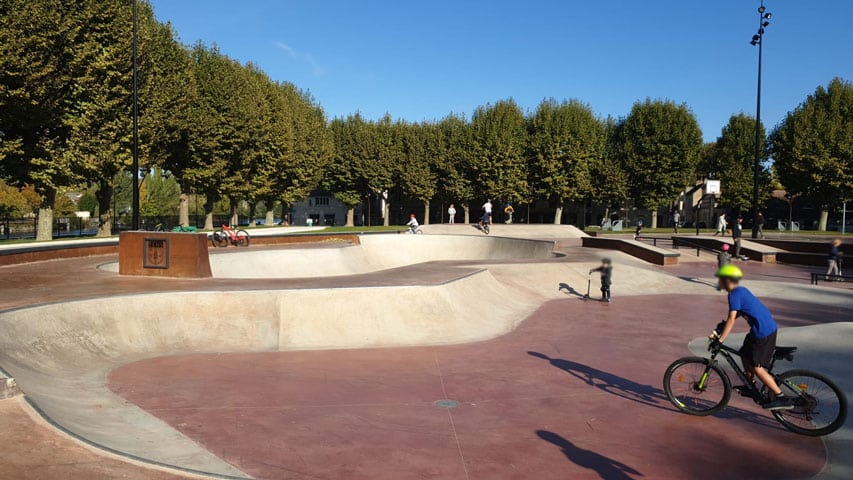 Skatepark en béton de Sens