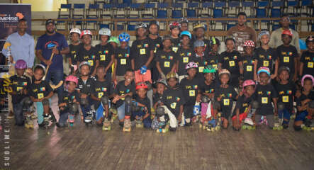 Les jeunes joueurs de rink hockey du centre communautaire Eya à Cotonou (Bénin)