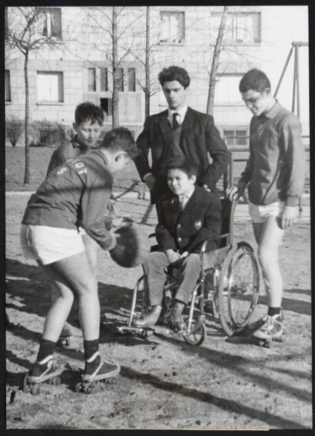 Démonstration de basket en patin à roulettes pour un jeune garçon en fauteuil roulant