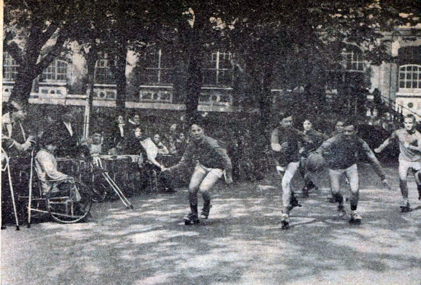 Les Carnot Roller Skaters font une démonstration devant des enfants en fauteuil roulant