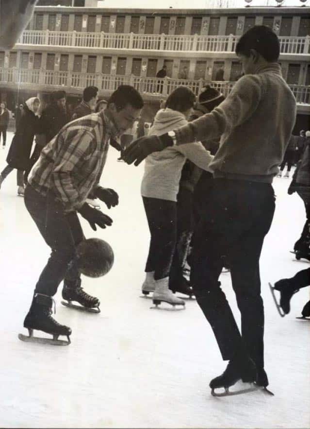 Les Carnot Roller Skaters s'entraînent au basket-ball en patins à  glace à la patinoire Molitor