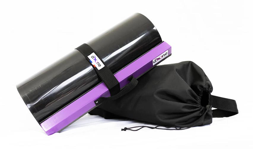 Une planche à glisse enroulée avec son sac de rangement
