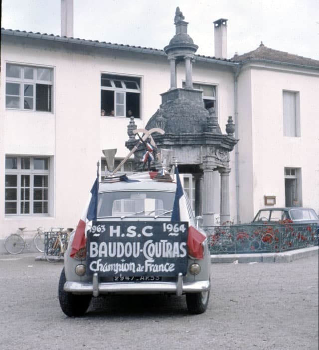 Voiture aux couleurs du championnat de France de rink hockey 1964