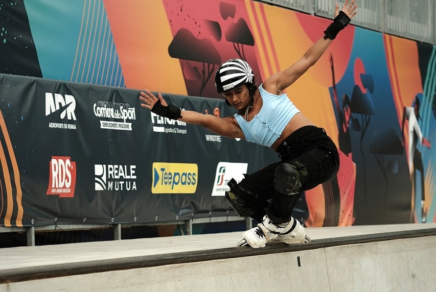Rideuse en slide sur un coping aux World Skate Games 2024