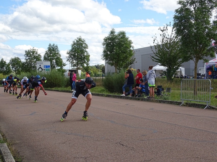 Nolan Beddiaf quelques mètres avant la ligne d'arrivée du marathon roller de Troyes 2024