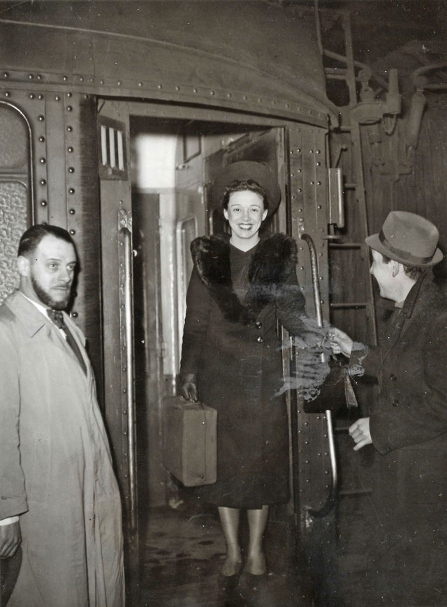 Violette Pourthé avec monsieur Moyat, à droite. Au départ du train pour l'Italie - collection personnelle de Christophe Audoire