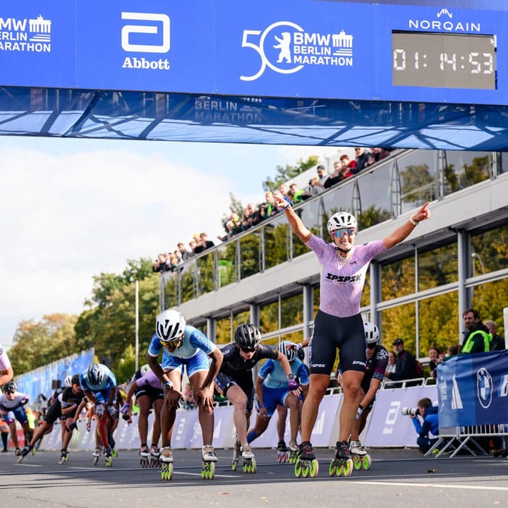 Arrivée et victoire au sprint de Noraly Berber Vonk chez les dames au marathon roller de Berlin 2024
