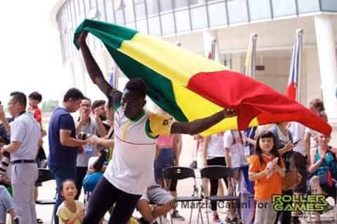 Dame Fall avec le drapeau du Sénégal