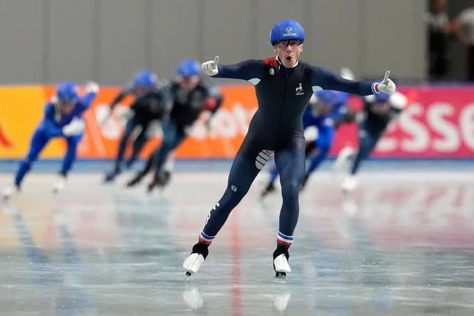 Le Français Timothy Loubineaud décroche la victoire lors de la mass-start de la Coupe du Monde de longue piste ISU 2024 à Nagano (Japon).