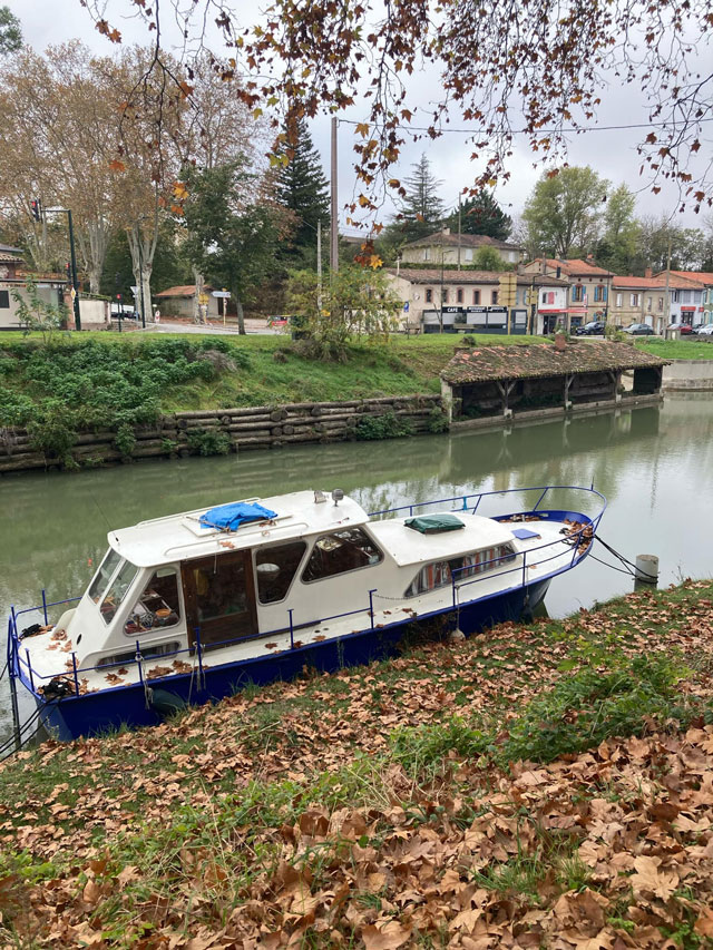 Un bateau sur le canal