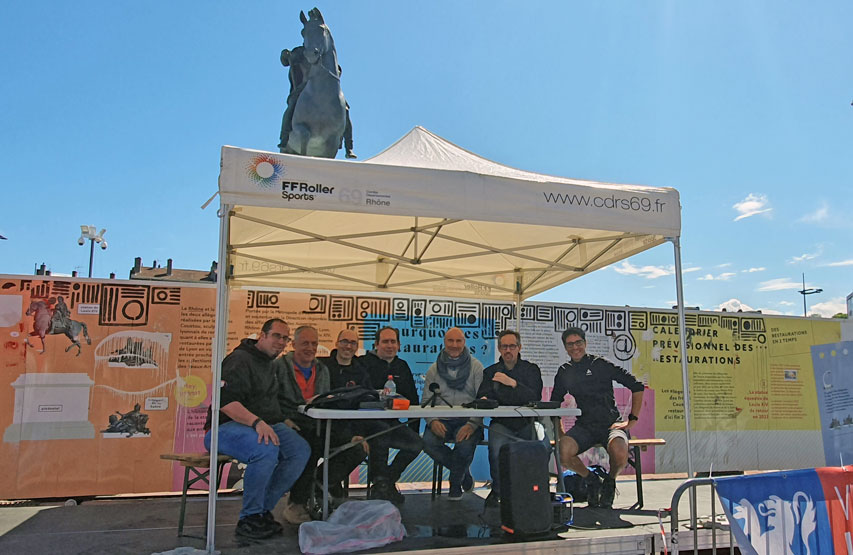 Le soleil est revenu au pied de la statue équestre de Louis XIV sur la place Bellecour